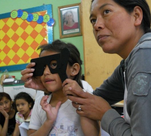 E exclama emocionada al decirnos cuántas letras puede detectar en la habitación. CULTIVO PEQUEÑO